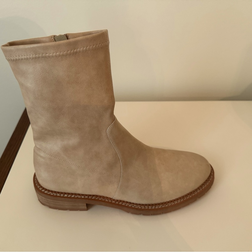 Silent D Size 40 new without box.